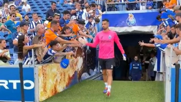 FC Porto: Guarda-redes entram em campo para aquecer