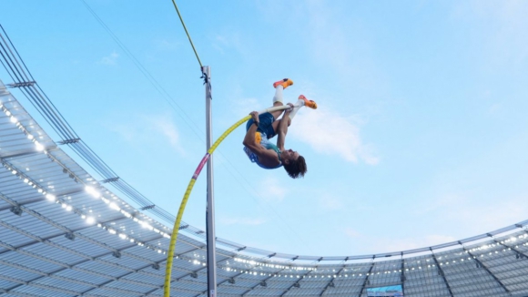 Duplantis salta 6,26 m e volta a bater o recorde mundial do salto com vara