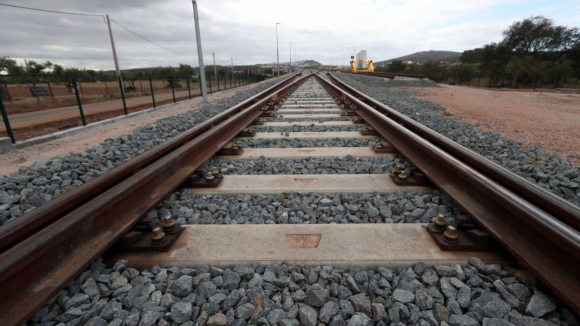 Linha do Norte. Circulação ferroviária suspensa devido a abalroamento em Souselas