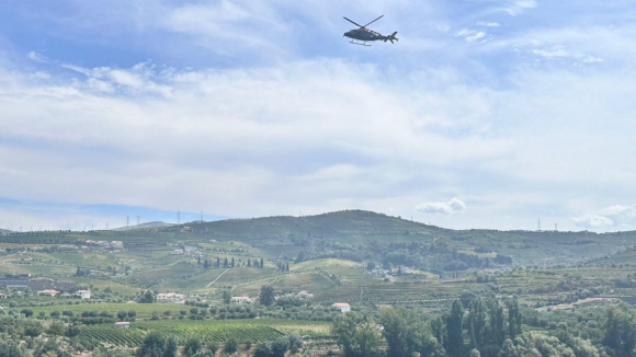 Resgatado cadáver de um dos ocupantes do helicóptero que caiu no Douro