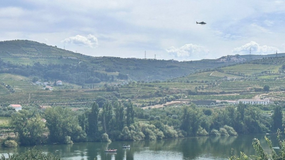 Bombeiros resgatam mais três corpos de ocupantes do helicóptero que caiu ao rio no Douro