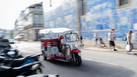 Animação turística oferece passeios de "tuk-tuk" no Porto