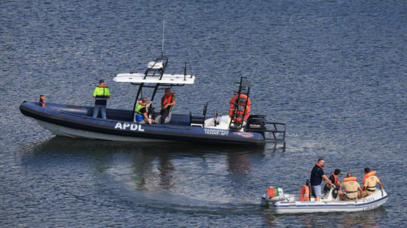 Helicóptero que caiu no rio Douro partiu-se em duas partes