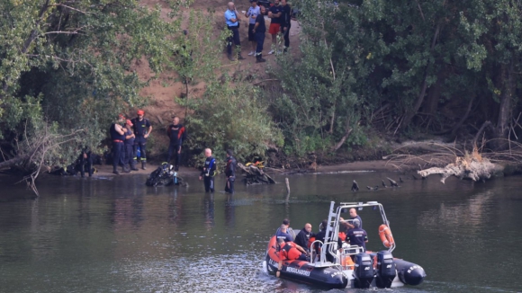 Helicóptero que caiu no rio Douro será retirado esta manhã