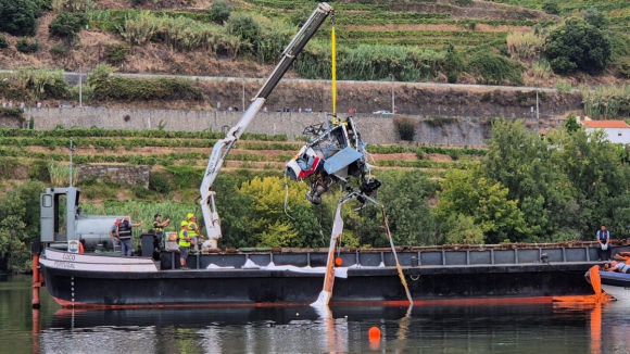 Parte do helicóptero que caiu ao Douro já foi retirada. Militar ainda desaparecido