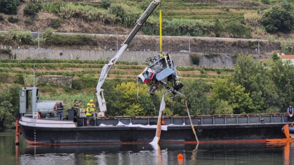 Equipa de investigação já ouviu testemunhas e piloto do helicóptero que caiu no Douro