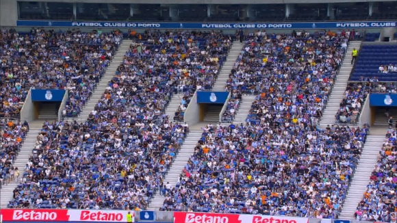 Milhares de adeptos já enchem as bancadas do Estádio do Dragão