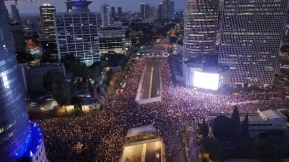 Cerca de 300 mil manifestantes em Telavive exigiram cessar-fogo em Gaza