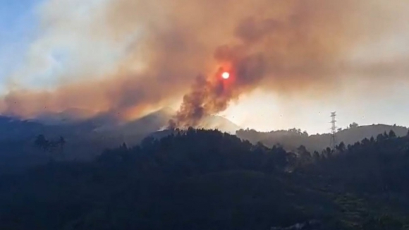 Mais de 150 operacionais e sete meios aéreos combatem fogo por controlar em Arcos de Valdevez