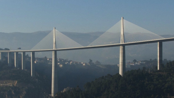 Colisão com pesado corta A4 em Vila Real e deixa pelo menos três feridos