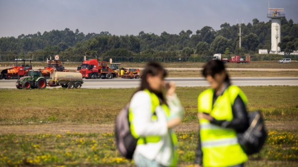 Sem aviões, foram cerca de 70 camiões e 260 pessoas a substituir a azáfama habitual no aeroporto do Porto