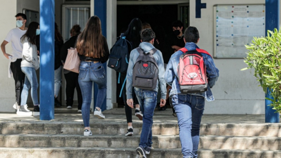 Aulas começam para 1,3 milhões de alunos mas "milhares" ainda não têm todos os professores