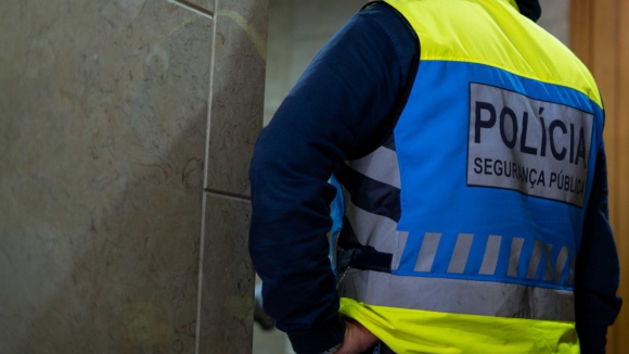 Homens que tentaram retirar preso de carrinha em Matosinhos eram familiares