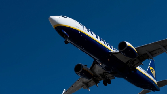 Tribunal de Braga condena Ryanair por cobrar bagagem de cabine a passageira