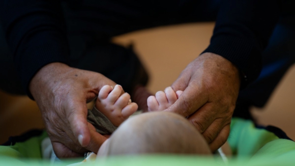 PCP quer licenças de parentalidade de 201 dias após o nascimento do bebé