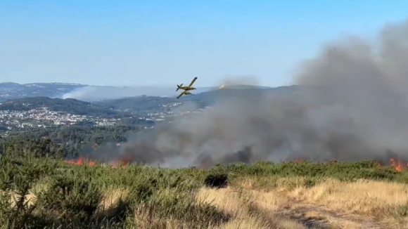 Mais de 150 operacionais combatem incêndio em Fafe que lavra há mais de 11 horas