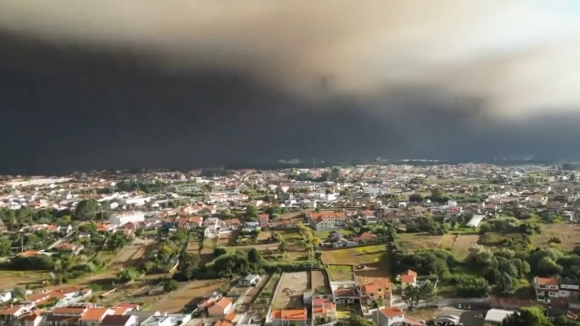 Incêndios cobrem Aveiro com manto de fumo