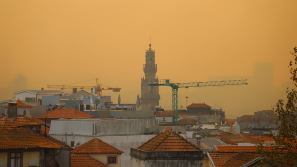 Incêndios do Norte pintam céus do Porto de laranja