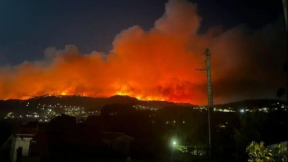 Bombeiros estão a defender zonas densamente habitadas em Paços de Ferreira