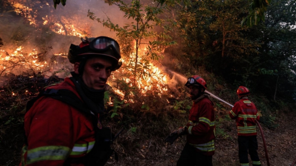 Três mortes, casas destruídas e estradas cortadas no pior dia do ano de incêndios