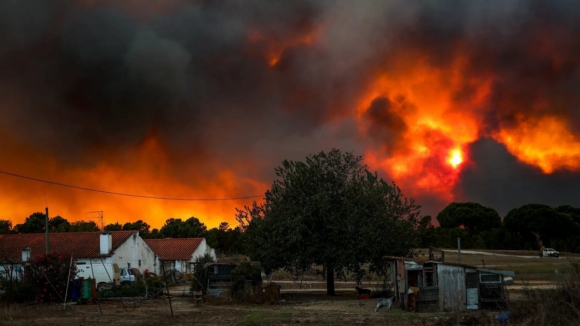 Retirados moradores de casas próximas da frente de fogo em Paredes