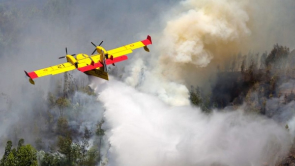 Quatro aviões de combate a incêndios chegam hoje de Itália e França e começam a operar de tarde