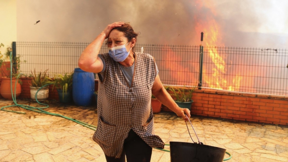 Incêndios já provocaram sete mortos e 62 deslocados com "noite complicada" pela frente