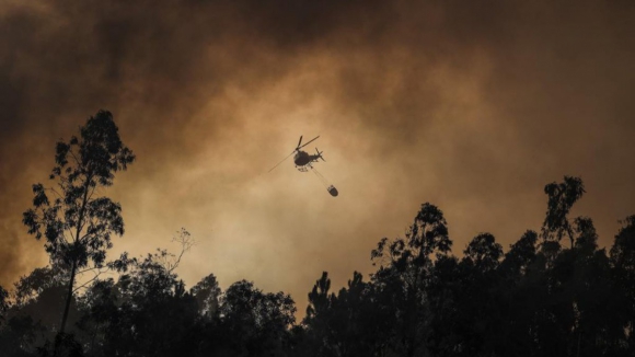 Um helicóptero no combate a incêndio de seis frentes em Vila Pouca de Aguiar