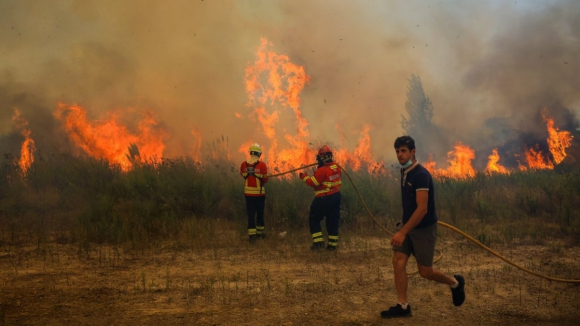 Situação mais calma em Arouca, mas fogo continua com três frentes ativas