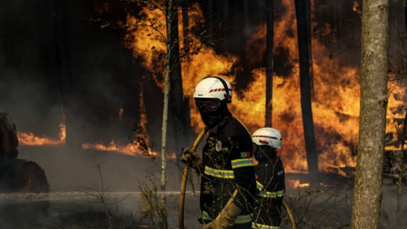 Incêndio em Castro Daire dominado, mas continua a haver risco de reacendimento