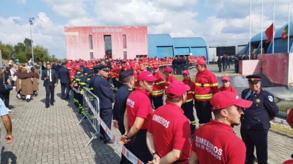 Palmas e o som da sirene do quartel no funeral dos três bombeiros de Tábua