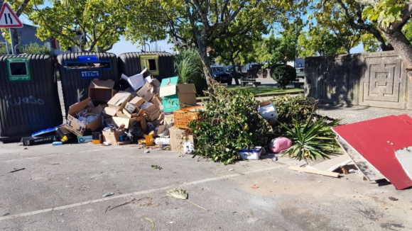 Câmara de Viseu repreende deposições de lixo indevidas junto a cemitério municipal