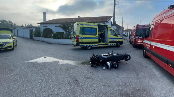 Colisão entre carro e mota faz um ferido grave e um ligeiro em Mira