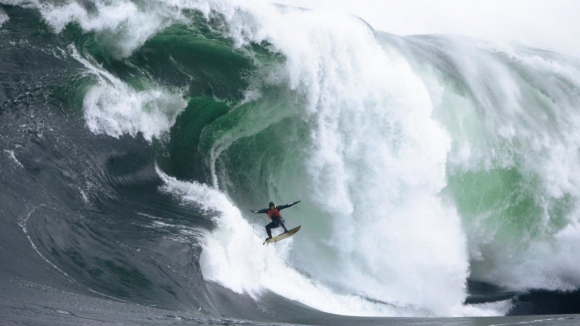 “Tive muita sorte”. Surfista fica inconsciente após ser ‘engolido’ por onda gigante na Tasmânia