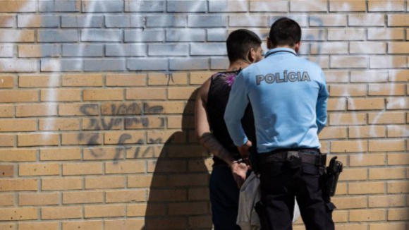 Dois homens detidos por roubo e atropelamento no Bairro da Pasteleira