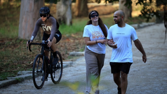 Parque da cidade do Porto recebe caminhada 'vendada' para perceber a cegueira