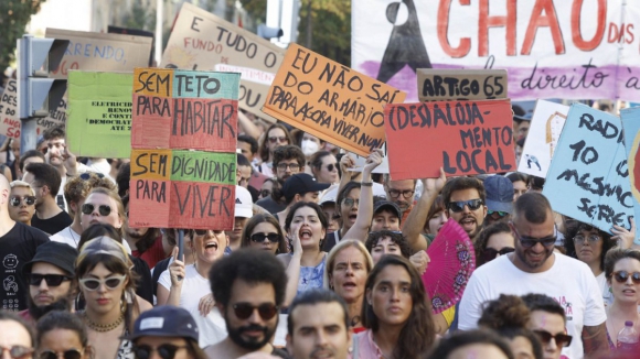 Centenas de pessoas enchem ruas do Porto para reclamar direito à habitação