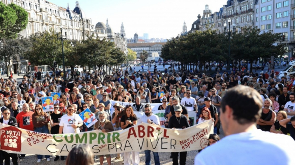 Milhares de pessoas saíram à rua no Porto para reivindicar direito à habitação