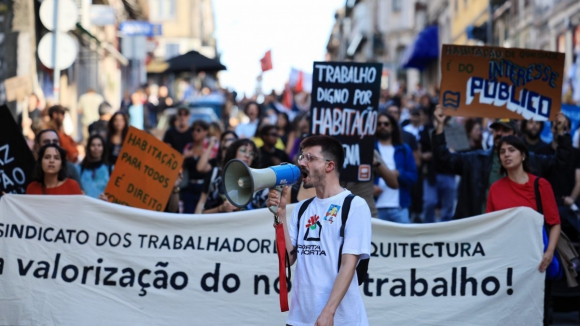 “A habitação é um direito, sem ela nada feito”. Porta a Porta exige casas acessíveis