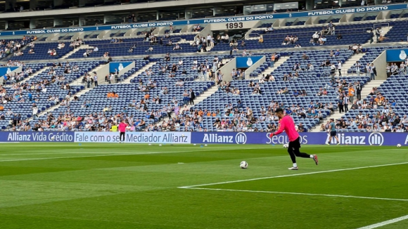 FC Porto: Guarda-redes entram em campo para aquecer no relvado do Estádio do Dragão