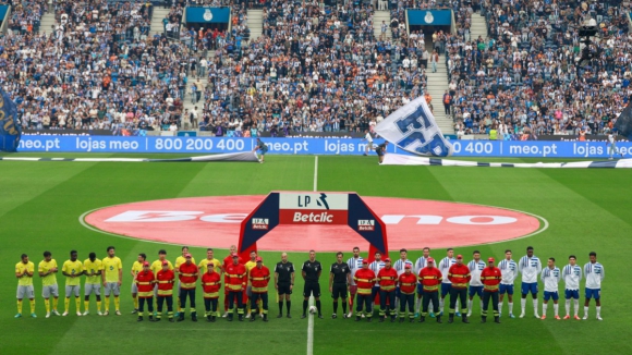 FC Porto: Bombeiros homenageados no Dragão