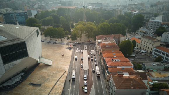 Autocarros atrasados arrastam um canal do metrobus que permanece deserto