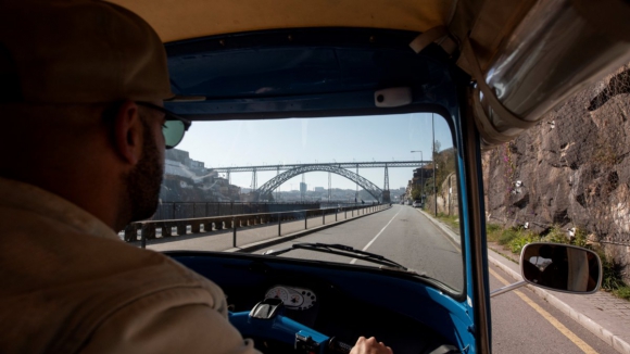 Porto diz stop a veículos turísticos. Acesso à Baixa e Centro Histórico dependente de autorização prévia a partir de hoje