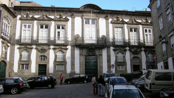 Homem que tentou matar outro à porta de bar no Porto condenado a pena suspensa