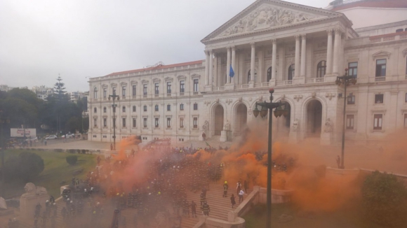 Bombeiros sapadores protestam com petardos junto à Assembleia da República