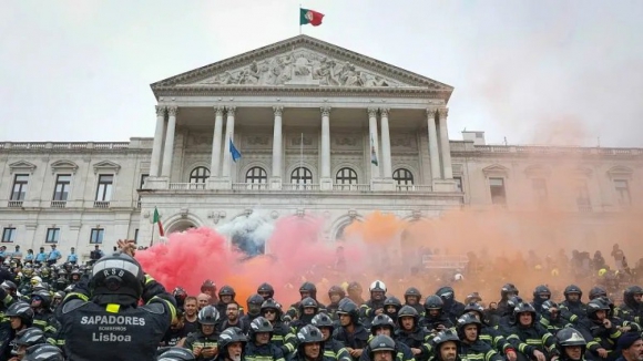 Centenas de bombeiros sapadores ocupam escadaria do parlamento em protesto