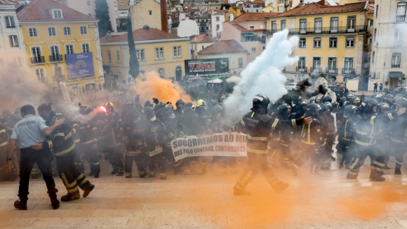 Sindicato dos bombeiros sapadores culpa Governo por excessos nos protestos