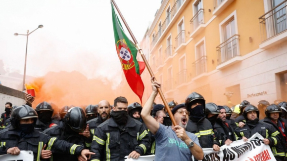 Protesto dos bombeiros sapadores acaba com participação ao Ministério Público