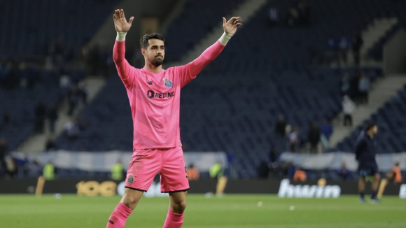 FC Porto: Guarda-redes entram em campo para aquecer no relvado do Estádio do Dragão