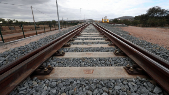 Linha do Minho cortada em Valença após atropelamento ferroviário mortal